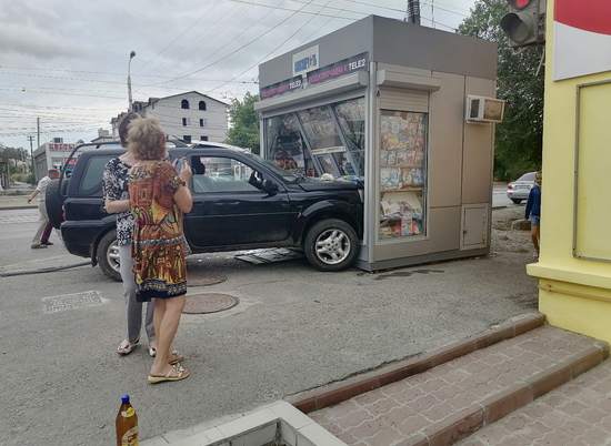 В Волгограде внедорожник на скорости въехал внутрь газетного киоска