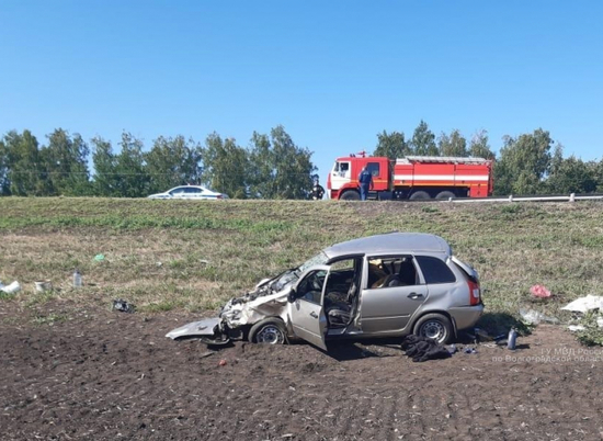 В Волгоградской области в кювет съехали три авто