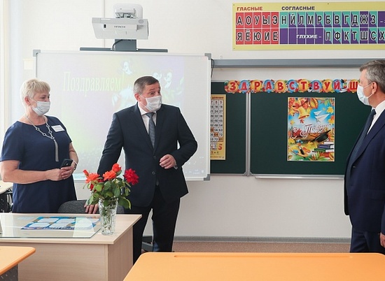 Андрей Бочаров проверил готовность новой школы на 500 мест