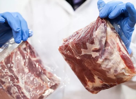 Волгоградский ветврач пропустил 329 кг просроченного мяса