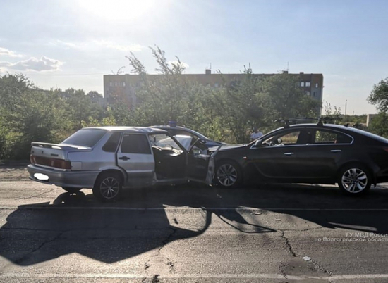 В ДТП с участием трех машин на севере Волгограда пострадал человек