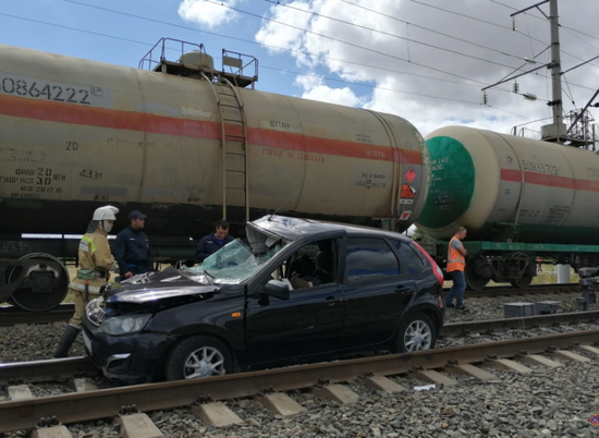 Грузовой поезд снес легковушку в Камышинском районе: водитель погиб