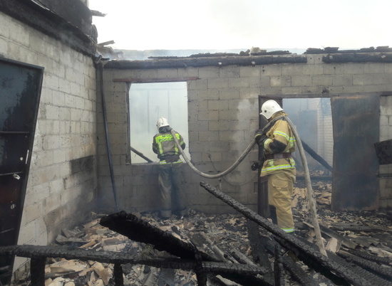 Сгорел заживо: страшный пожар охватил дом в Дубовском районе Волгограда