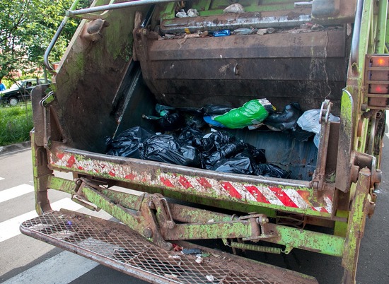 Вышла из автобуса: в Волгограде пенсионерку задавил мусоровоз