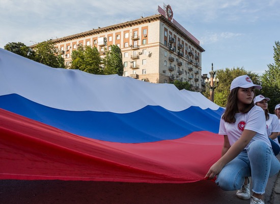 В День флага РФ в Волгограде развернули 100-метровый триколор