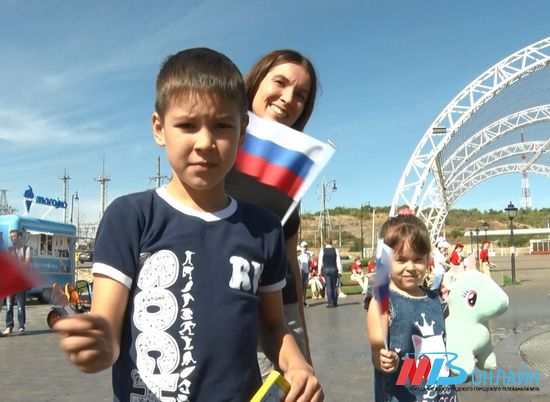 В Волгограде отпраздновали День российского флага: как это было
