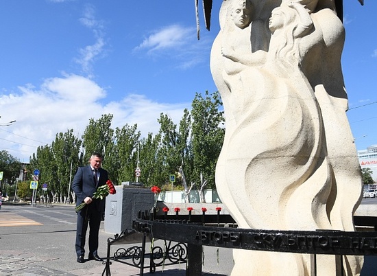 Губернатор вместе с волгоградцами почтил память жертв бомбардировки Сталинграда