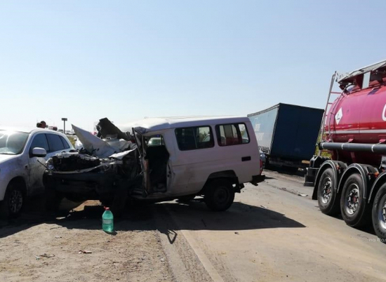 При столкновении иномарки и грузовика в Волгограде пострадали трое