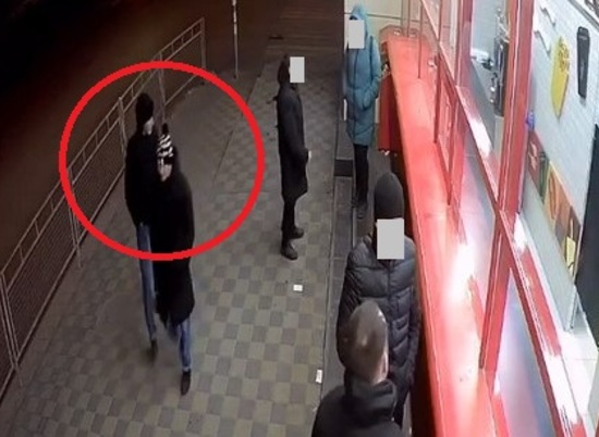 В Волгограде по видео ищут похитителей телефона у 16-летнего подростка