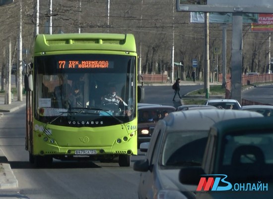 В Волгограде кондуктор упала в салоне уходящего от ДТП автобуса