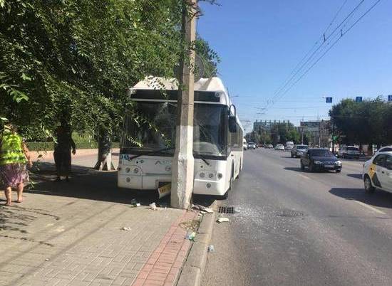 В Волгограде въехал в столб 95-й автобус