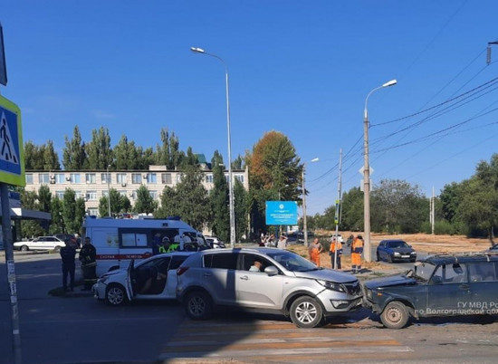 В Волгограде водитель устроил массовое ДТП: пострадали трое