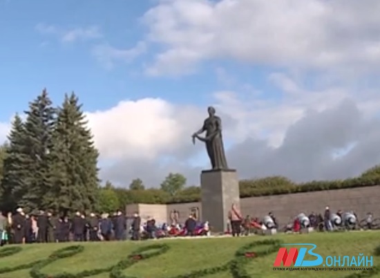 Подвиг сталинградцев: в Санкт-Петербурге установили памятную плиту