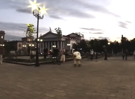 Скейтеры и BMX-райдеры портят Александровский сад в Волгограде