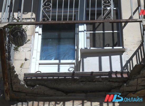 Появилось видео с рухнувшим балконом на улице Мира в Волгограде