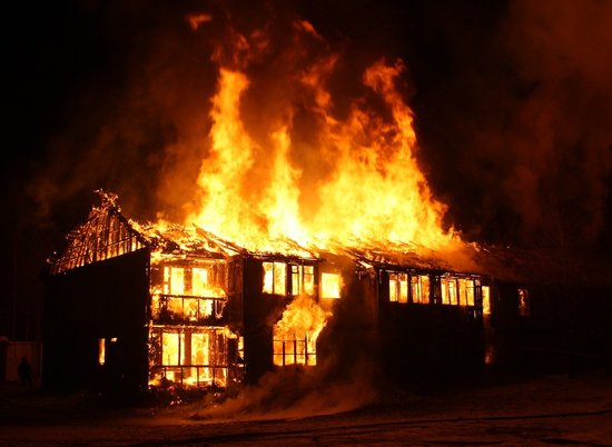 На юге Волгограда сгорел двухэтажный дом