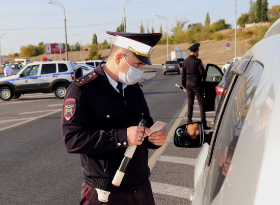 Двум волгоградским водителям грозит арест до 15 суток за тонировку