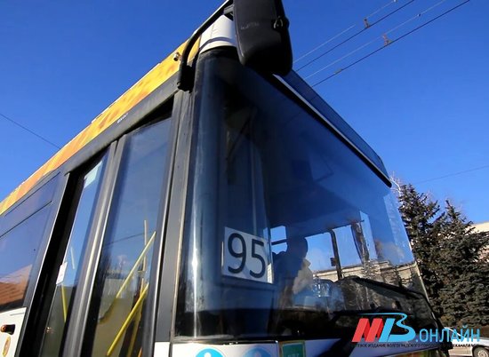 В Советском районе Волгограда легковушка врезалась в автобус