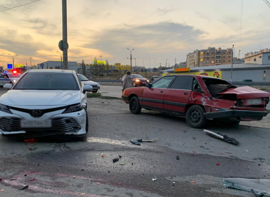 В ДТП на западе Волгограда с участием трех машин погибла женщина
