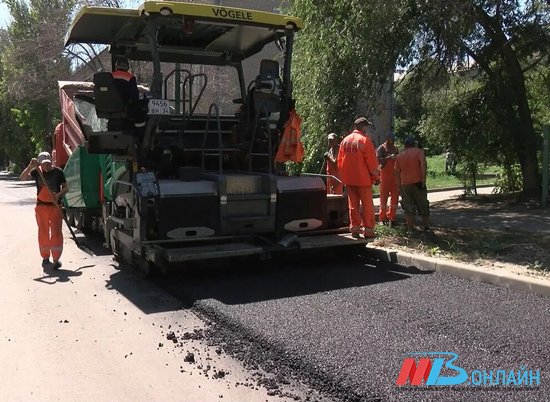 Идет восстановление дороги по улице Ессентукской в Волгограде