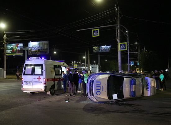 В Волгограде столкнулись иномарка и полицейская машина