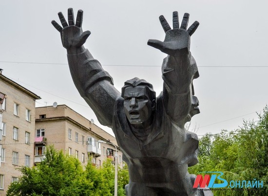 Его подвиг бессмертен: в Волгограде вспоминают Михаила Паникаху.