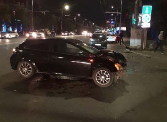 19-летний водитель Renault протаранил Opel в центре Волгограда