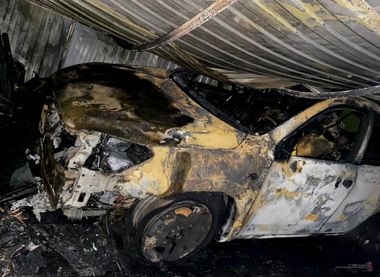 В Суровикино женщина от обиды спалила гараж и авто знакомого