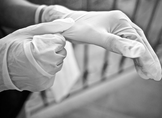 Врачи: повторное ношение одноразовых перчаток — риск для здоровья