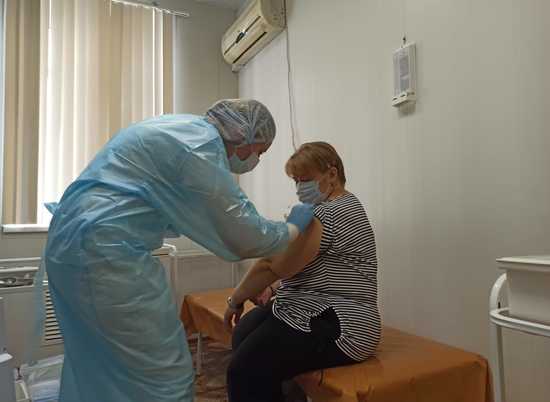 Волгоградские врачи сделали прививку от коронавируса