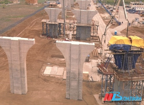 Уже 13 опор будущего моста через ВДСК возвели под Волгоградом