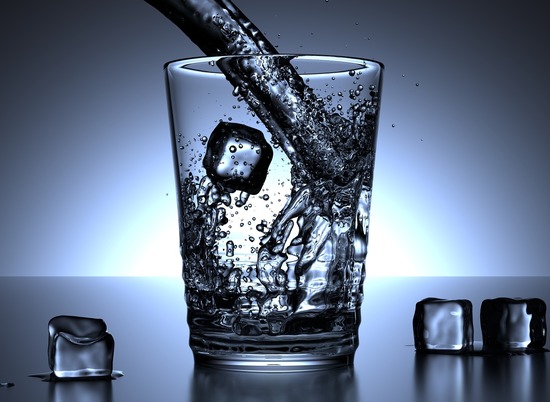 Диетолог опровергла миф о необходимости выпивать 2 литра воды в сутки
