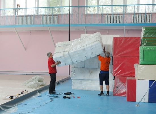 В спортшколе №1 в Волгограде начали устанавливать оборудование