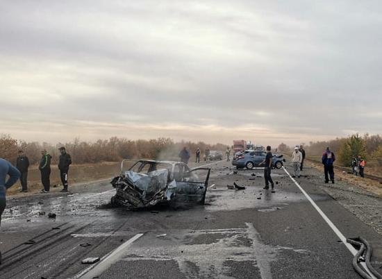 На трассе в Волгоградской области после столкновения загорелась машина