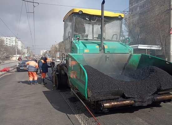 На севере Волгограда ремонтируют межквартальный проезд