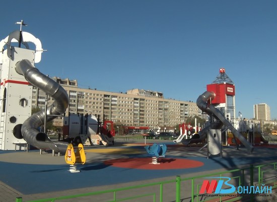 В Волгограде открыли детскую площадку с буровыми установками