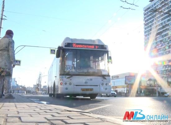 В Волгограде при ДТП автобуса с легковушкой пострадала кондуктор