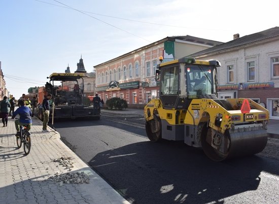Дорожники завершают ремонт улицы Октябрьской в Камышине