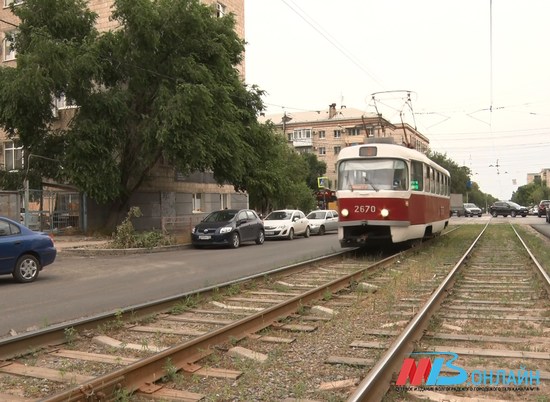 Ни единой царапины: в Волгограде пешеход не уступил дорогу трамваю