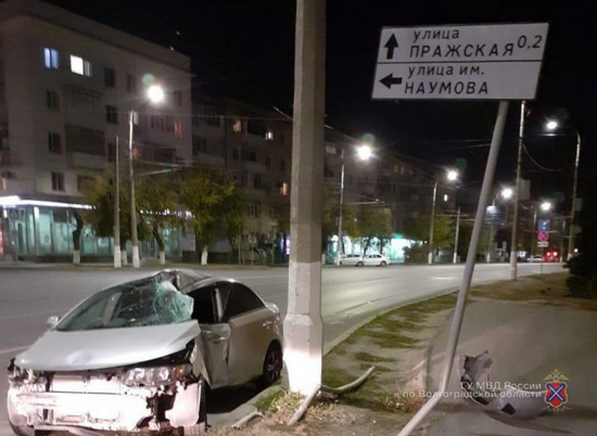 В центре Волгограда автолюбитель протаранил световую опору