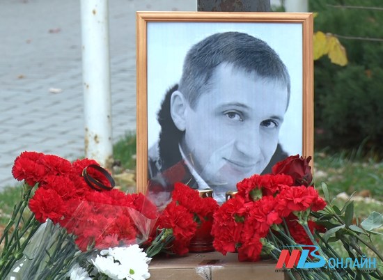 Коллеги убитого волгоградского риелтора несут цветы к банку