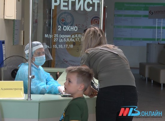 11 000 медиков заняты в борьбе с коронавирусом в Волгоградской области