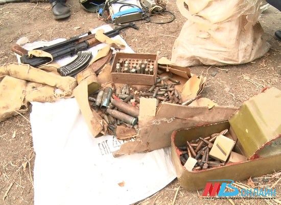 Автомат Калашникова и боеприпасы нашли при демонтаже гаража в Волгограде