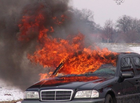 На трассе в Волгограде сгорела иномарка