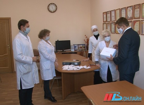 Волгоградским медикам подарили маски с пожеланиями