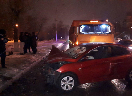 В Волгограде иномарка влетела в столб после ДТП с КамАЗом
