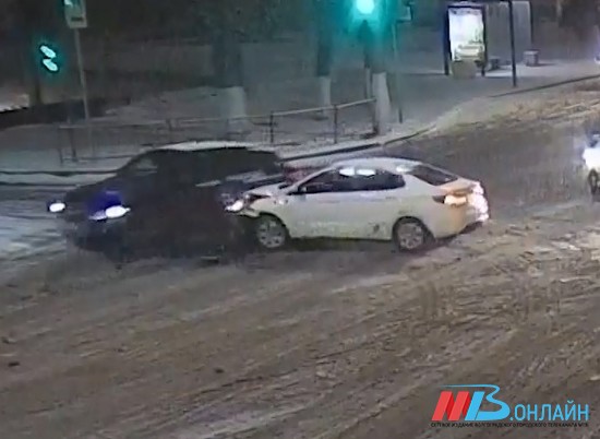 Две иномарки не разъехались на пустом проспекте в Волгограде (ВИДЕО)