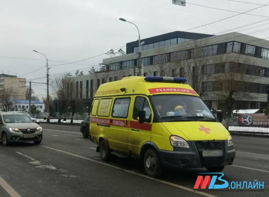В Волгограде иномарка подрезала скорую помощь: пострадала пациентка