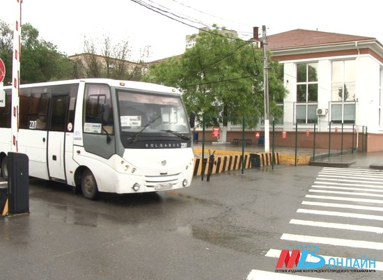 На севере Волгограда из-за лихача в автобусе упали 2 пассажира