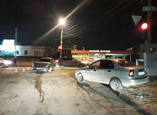 Неуступчивый водитель попал в больницу после ДТП на севере Волгограда